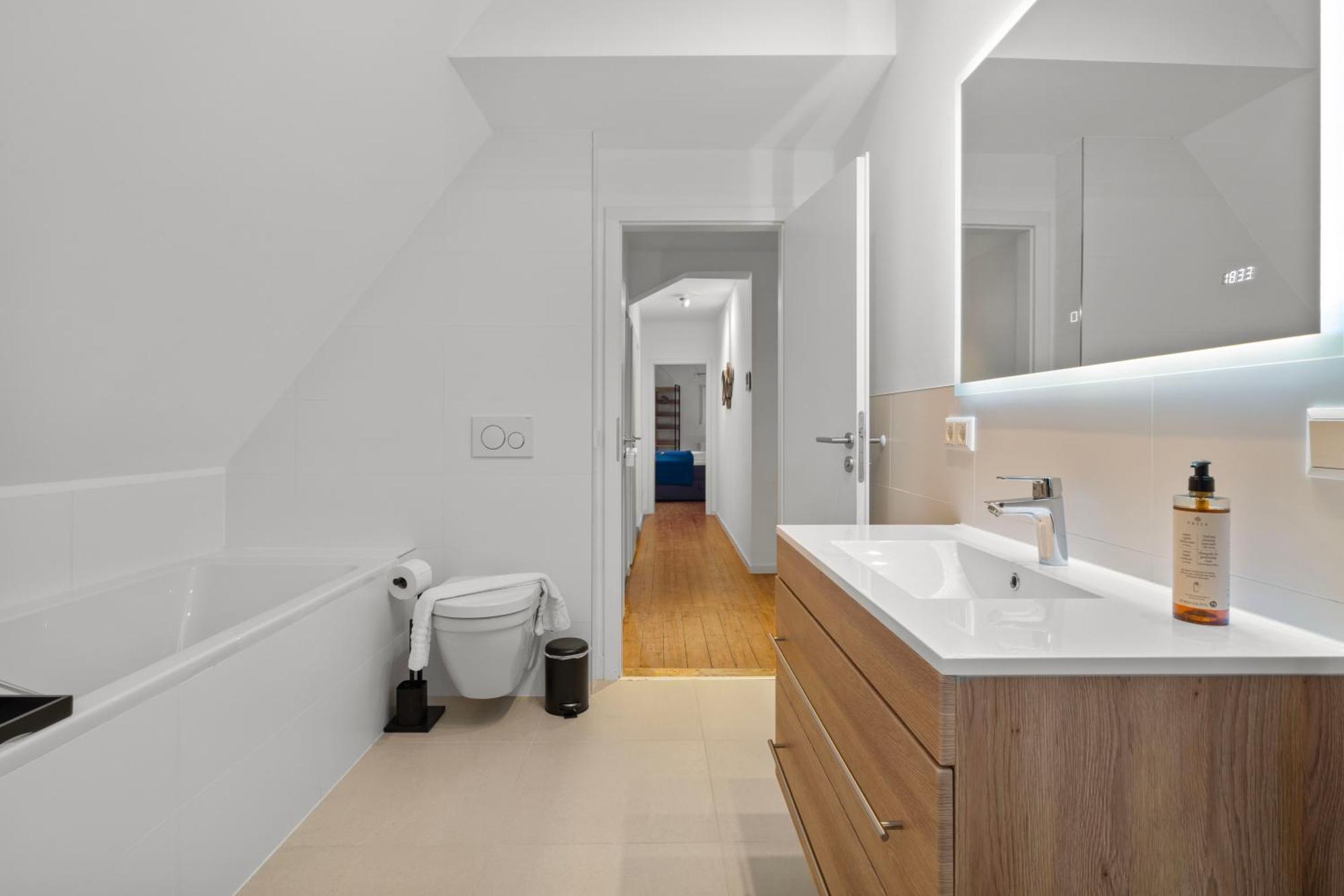 Traumhaft Gelegene Altbau-wohnung Im Herzen Von - Parking Apartment