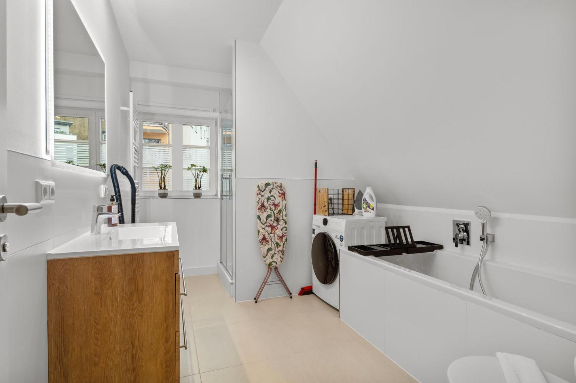Traumhaft Gelegene Altbau-wohnung Im Herzen Von - Parking Apartment
